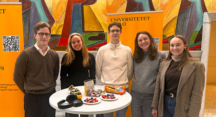 Unge voksne står ved stand med ståbord med sjokolade.