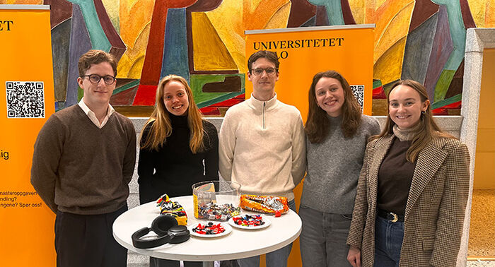 Unge voksne står ved stand med ståbord med sjokolade.