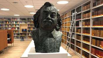 hyller ,hylle ,bokhylle ,skulptur ,statue.