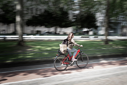 Kvinne på sykkel. Foto
