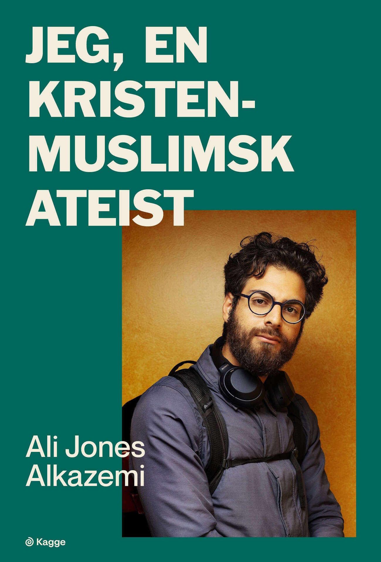 Omslaget av Kagge forlags utgivelse, "Jeg, en kristen-muslimsk ateist" av Ali Jones Alkazemi. En alvorlig Alkazemi poserer med ryggsekk og høretelefoner rundt halsen.