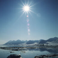 Bildet kan inneholde: sol, himmel, blå, dagtid, fjellrike landformer.