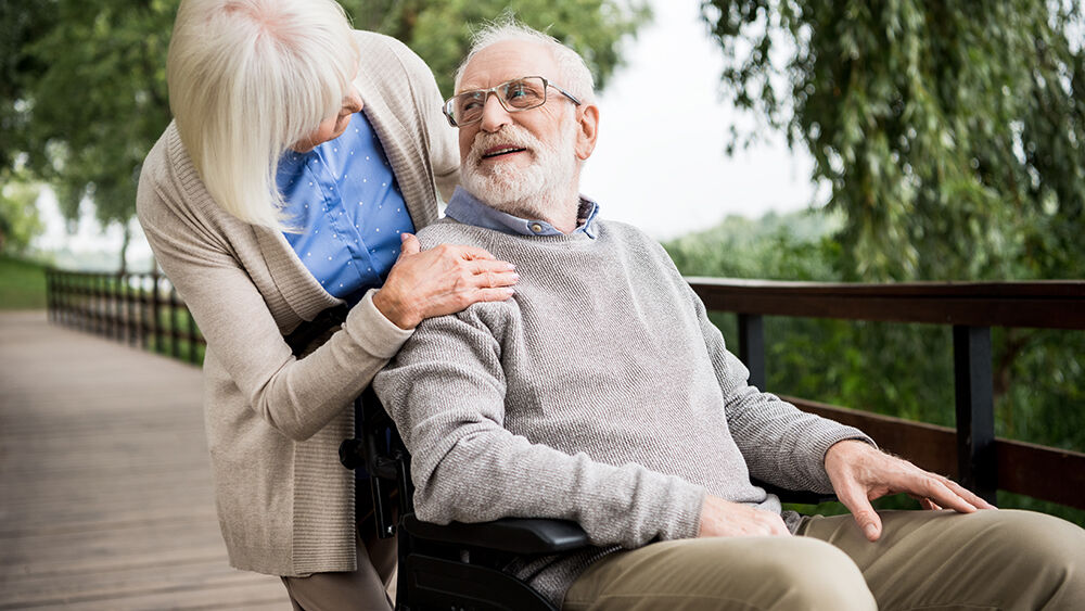 Bildet kan inneholde: bukse, sitter, møbler, komfort, fang