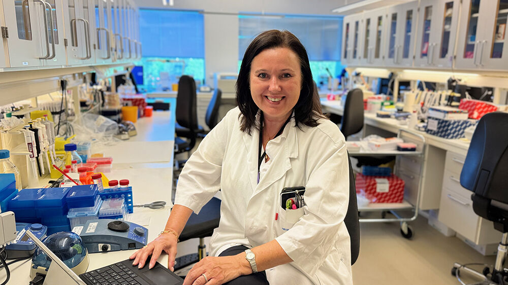 Bilde av kvinnelig forsker i laboratorium