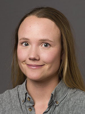 Bildet kan inneholde: klær, smil, hake, kinn, øyenbryn.