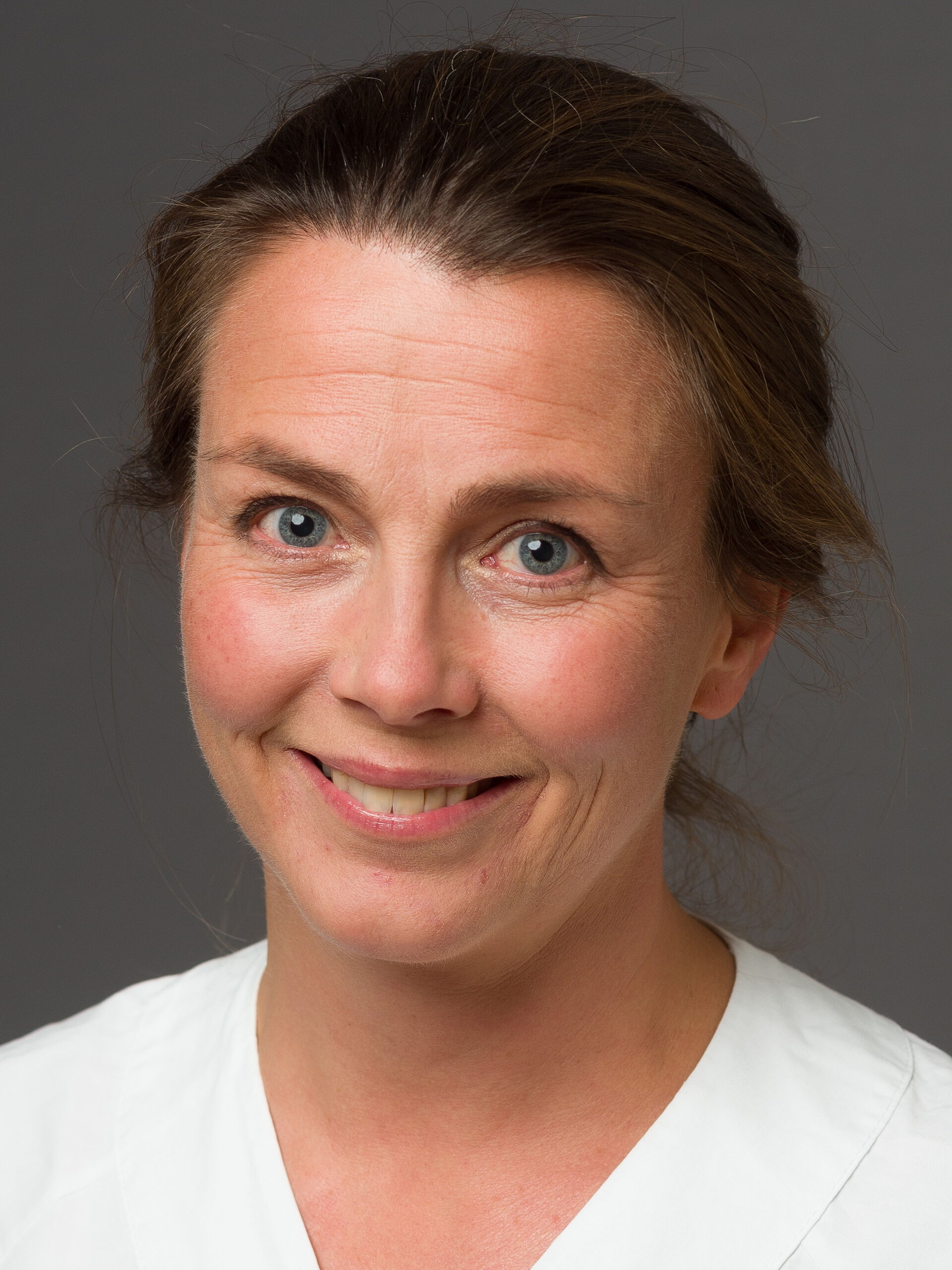 Bildet kan inneholde: klær, smil, hake, øyenbryn, kjeve.
