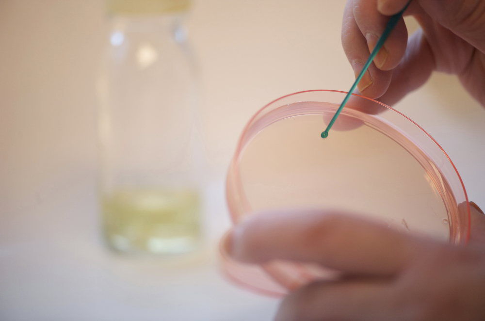 Bildet kan inneholde: væske, finger, flytende, spiker, laboratorieutstyr.