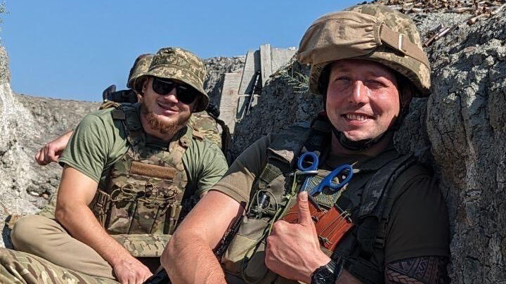 Bilde av Serhii sammen med en medsoldat ved fronten