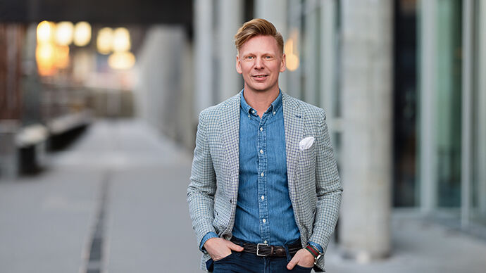 Bilde av Jan Terje Andersen som går ute