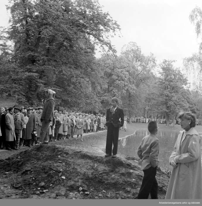 Sort-hvitt foto av mennesker samlet langs en sti i Slottsparken i Oslo.