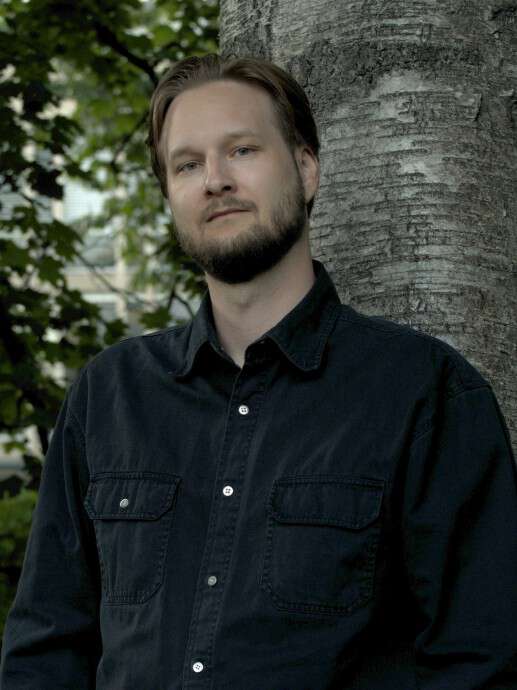Portrettbilde av Balint foran et tre