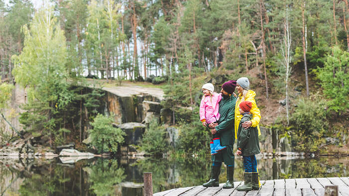 bilde av familie i naturen