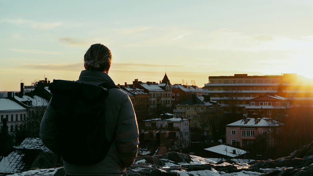 Mann ser på solnedgang