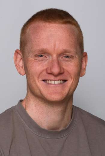 Bildet viser en smilende mann