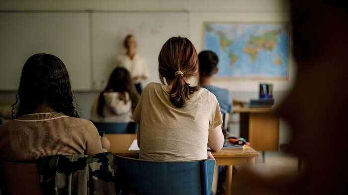 Elev med ryggen til i klasserommet