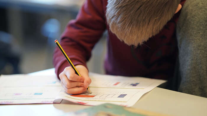 Gutt jobber med matematikk på skolen