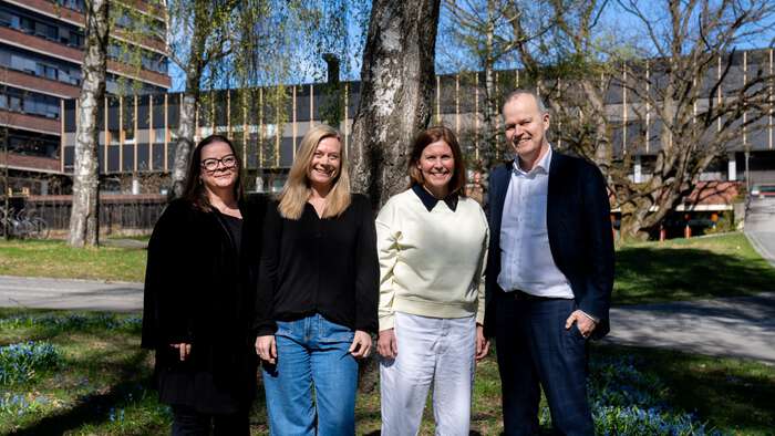 Gruppebilde av Cathinka Neverdal, faglig prosjektleder for Forbudte Bøker-uka Norge, Runhild Seim, prosjektleder for Forbudte Bøker-uka Norge, Linn Lunder, leder for Nærmiljø og kulturarv i Sparebankstiftelsen, og Tore Rem, direktør for UiO:Demokrati.