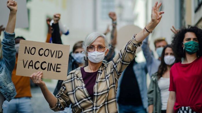 En gruppe som demonstrerer mot COVID-vaksine