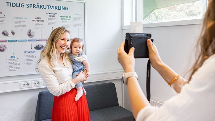Linn Haugen&amp;#160;og datteren&amp;#160;Evas første deltakelse i BabyLing Lab dokumenteres med et Polaroid-bilde.&amp;#160;