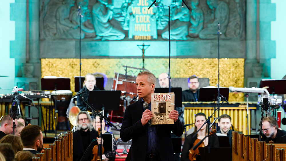 Carl Henrik Gørbitz, direktør UiO:Livsitenskap, ønsket velkommen til konserten.