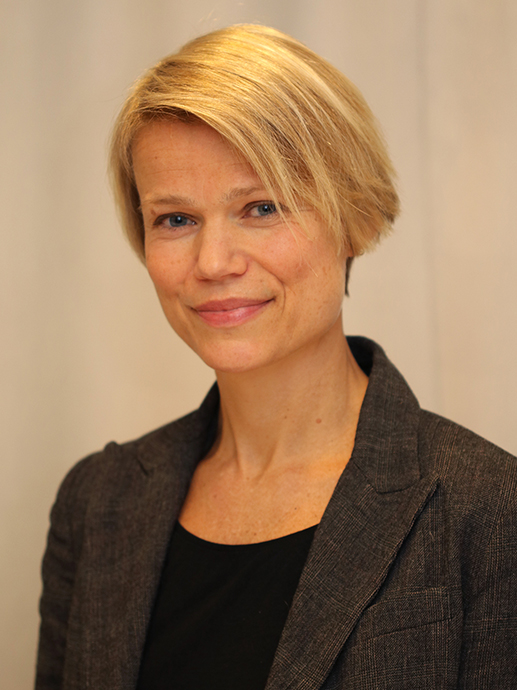 kvinne med blondt hår 