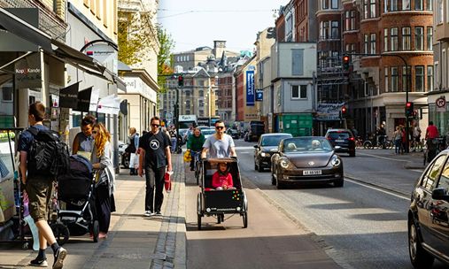 Bilde av gateliv i København.