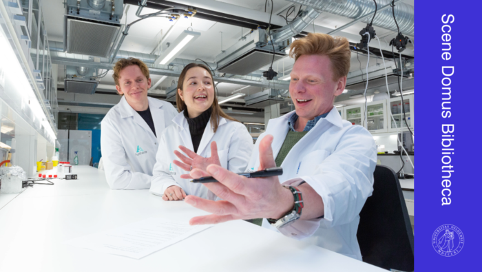 Bildet viser tre forskere i et laboratorium