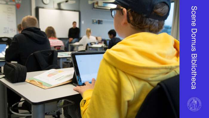 Bildet viser et barn i skolealder med nettbrett i klasserom.