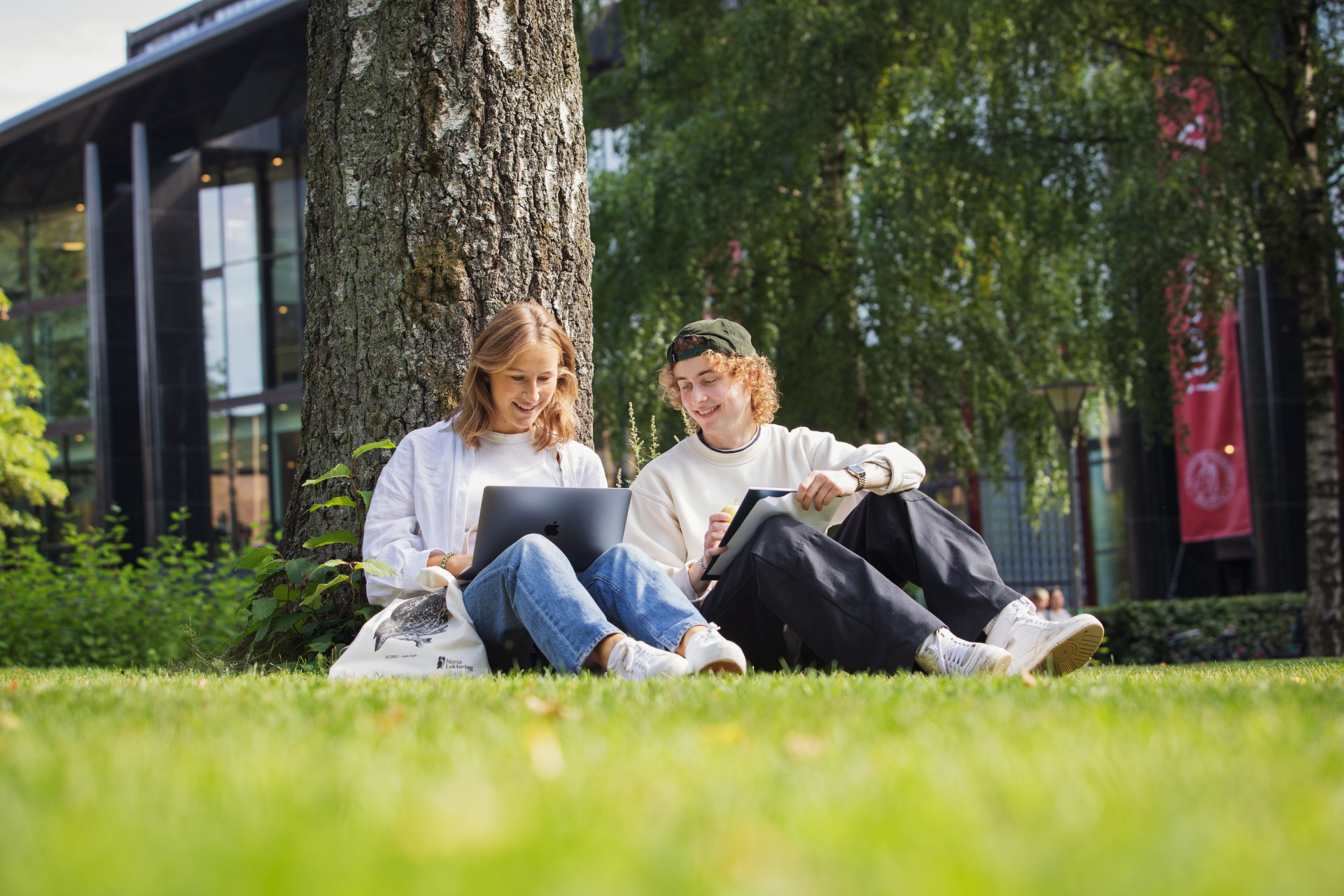 Bildet kan inneholde: bukse, sko, bein, sitter, fritid.