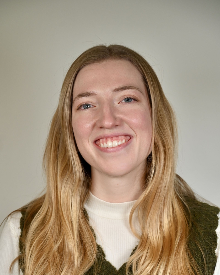 Bildet kan inneholde: person, hår, hake, smil, kinn.