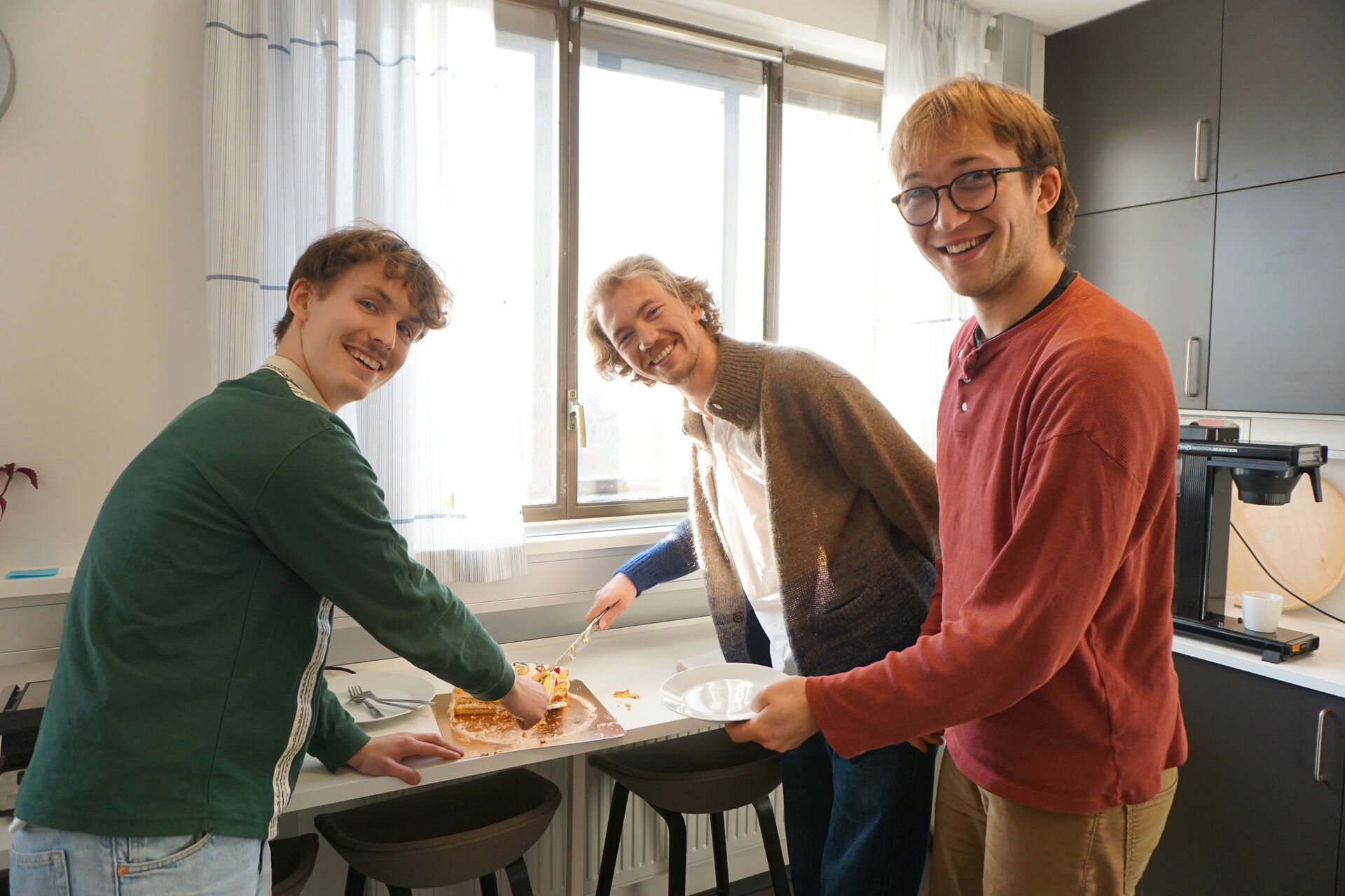 Bildet kan inneholde: smil, møbler, interiørdesign, servise, bord.