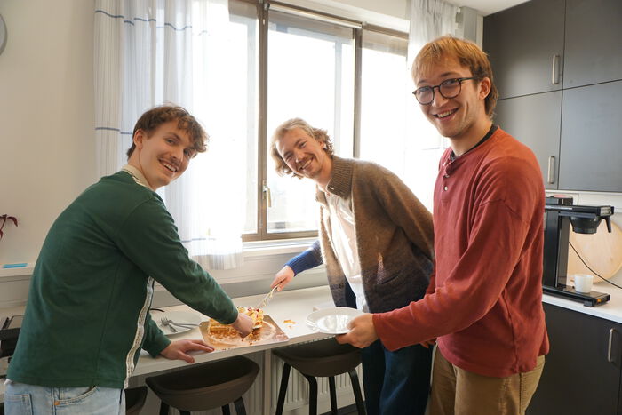 Bildet kan inneholde: smil, møbler, interiørdesign, servise, bord.