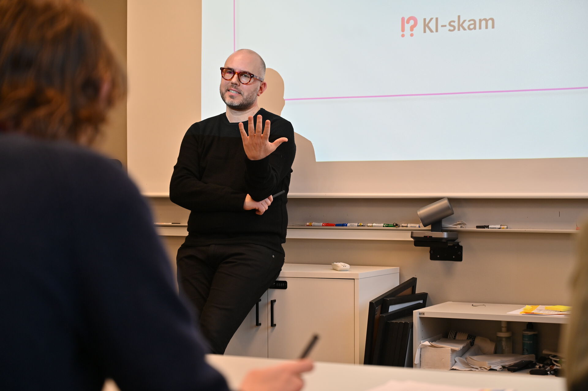 Bildet kan inneholde: briller, briller, synsomsorg, elektronisk enhet, møbler.