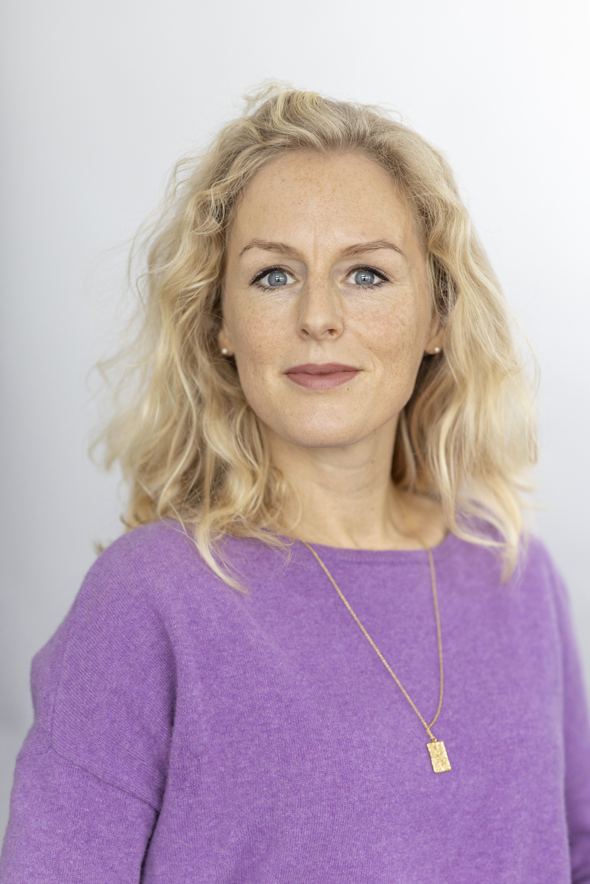 Bildet kan inneholde: halskjede, hår, øyenbryn, lepper, hud.
