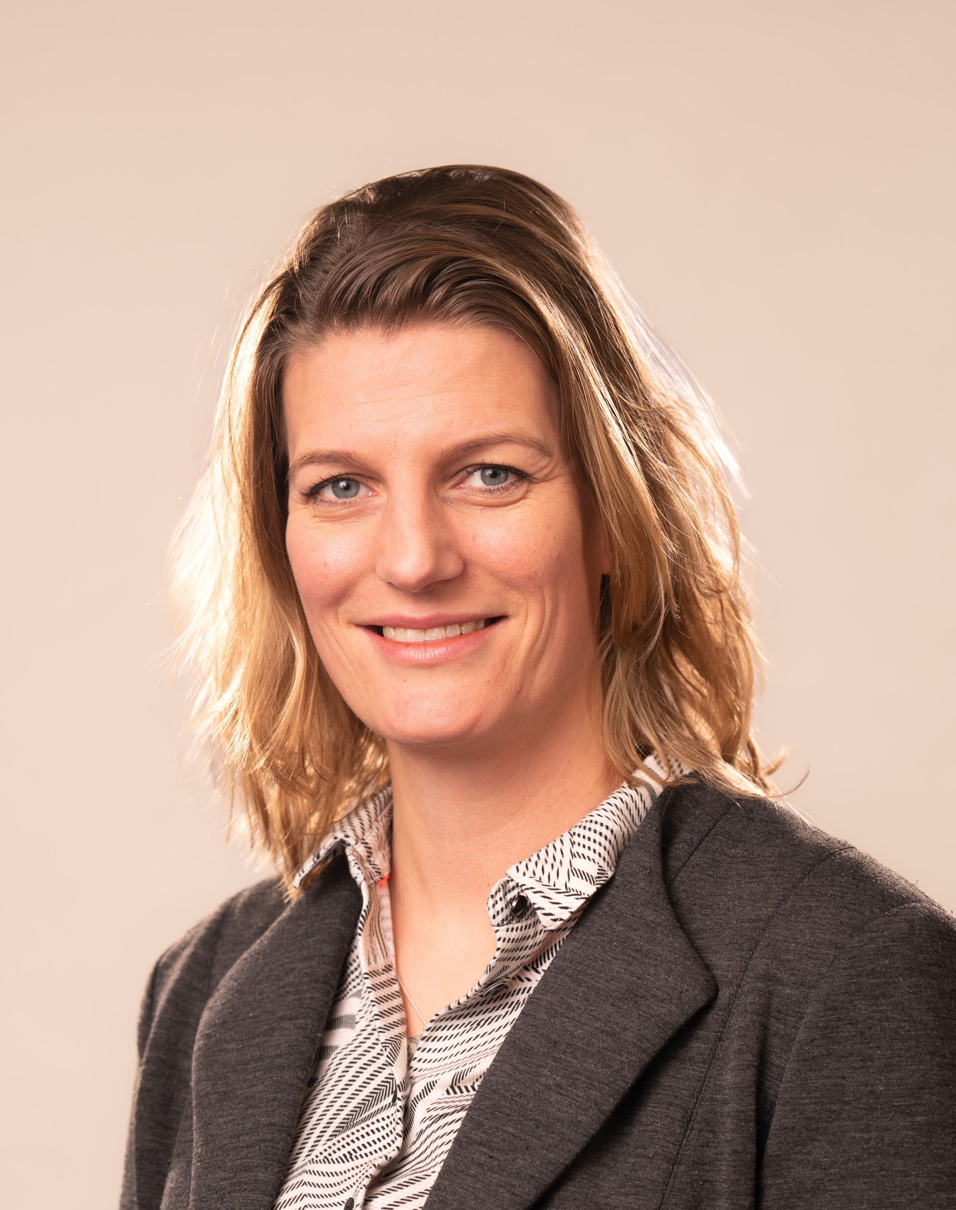 Bildet kan inneholde: person, smil, hake, kinn, øyenbryn.