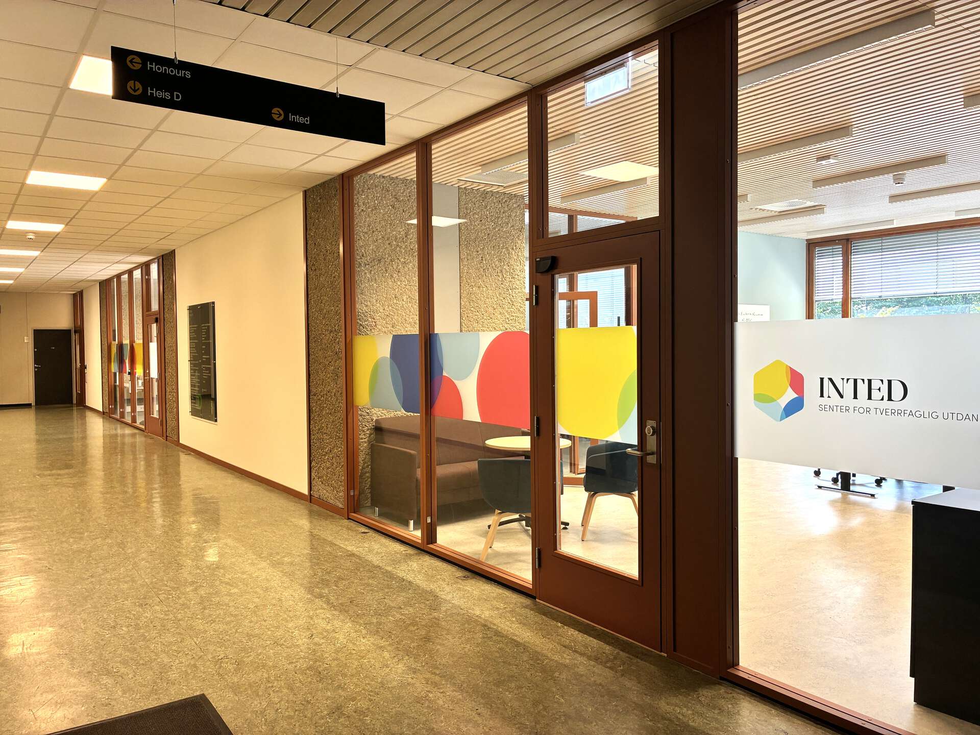 Bildet kan inneholde: interiørdesign, tak, gulvbelegg, gulv, glass.