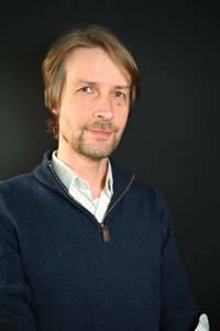 Bildet kan inneholde: person, hår, hake, kinn, øyenbryn.