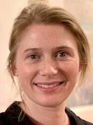 Bildet kan inneholde: klær, smil, hake, kinn, øyenbryn.