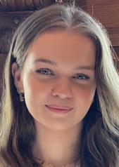 Bildet kan inneholde: hår, hake, smil, kinn, øyenbryn.
