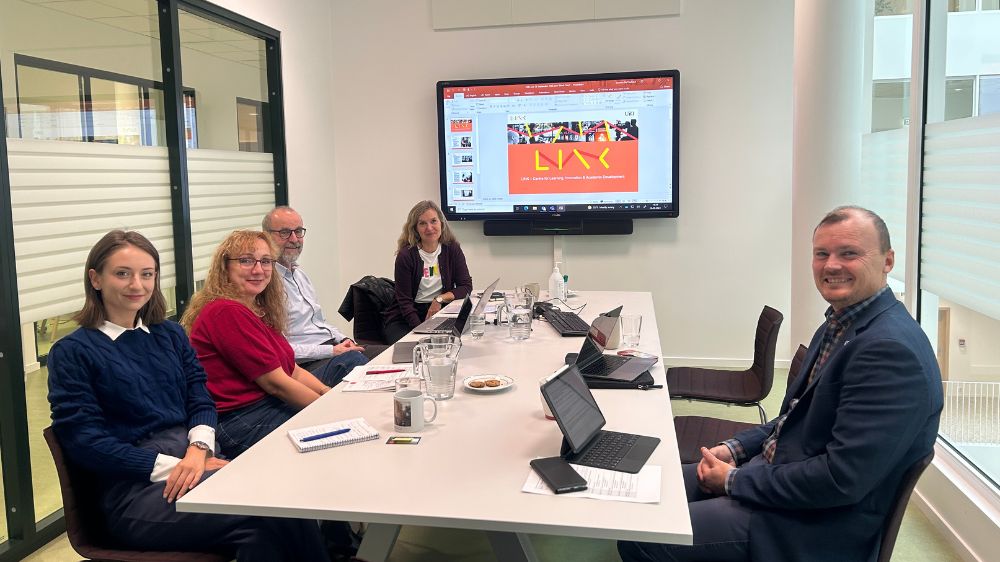 Delegasjon fra Bulgaria på fire personer er på et møte med LINKs senterleder