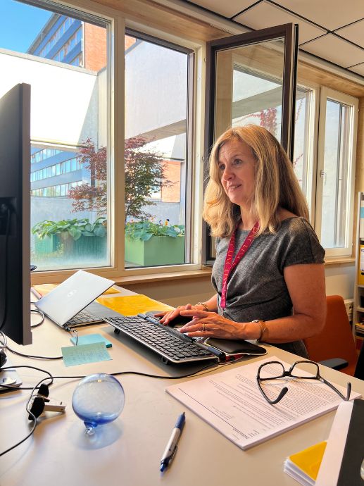 Bildet kan inneholde: bord, datamaskin, møbler, personlig datamaskin, vindu.