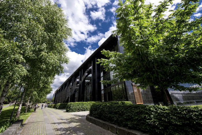 Bildet av Georg Sverdrups hus på Blindern i sommer årstid