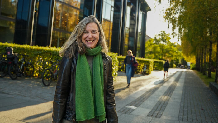 Nicoline Frølich utenfor Georg Sverdrups hus i høstfarger