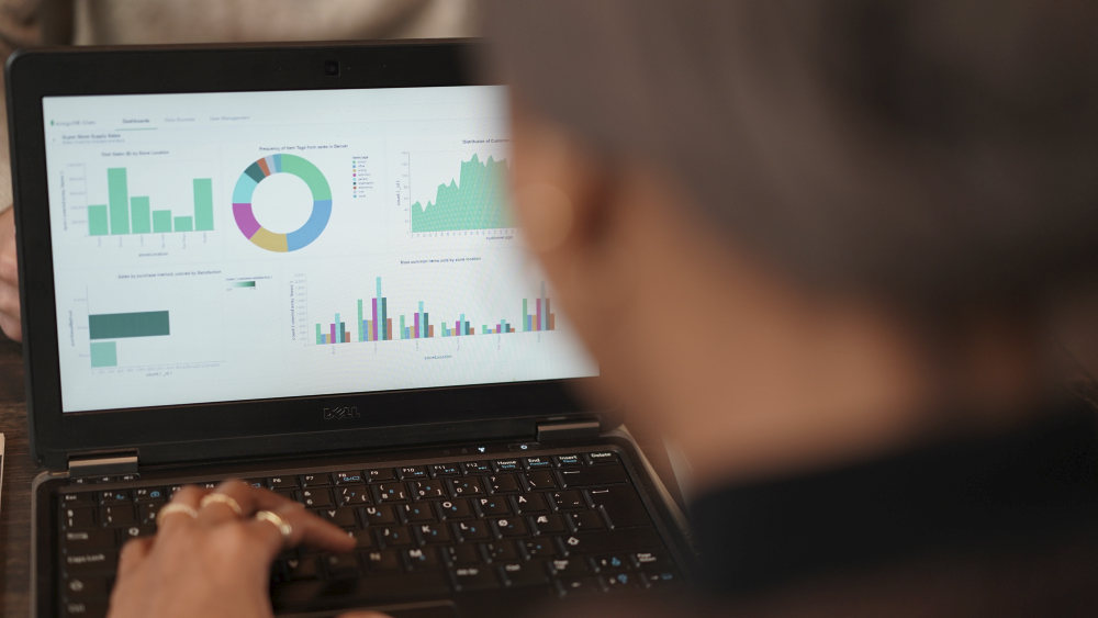 Bildet inneholder et mennesket som analyserer grafer