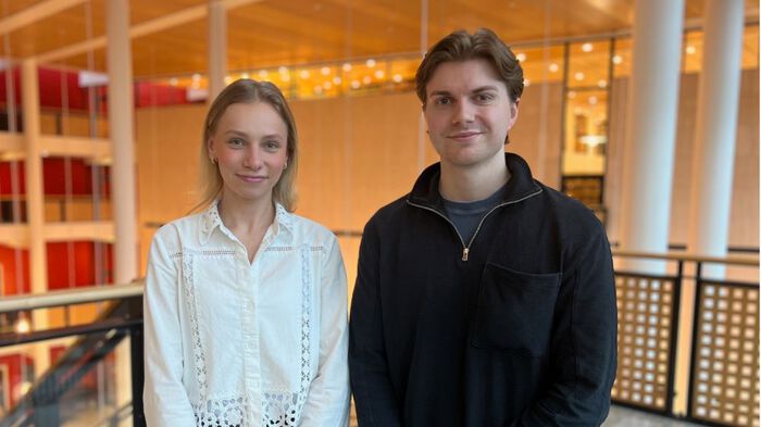 Bildet kan inneholde: smil, erme, skulder, lykke, ansiktsuttrykk.