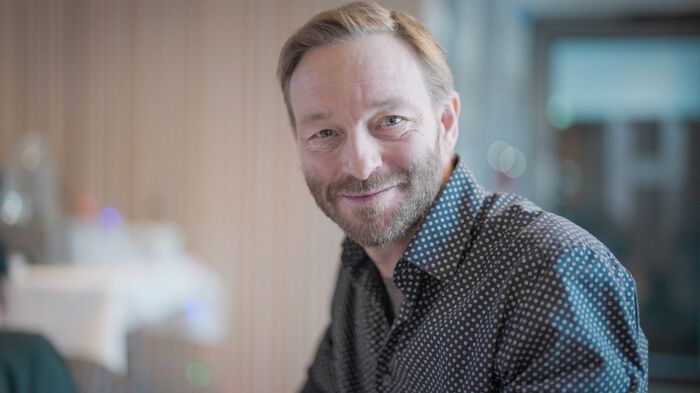Bildet kan inneholde: person, hake, smil, kinn, øyenbryn.