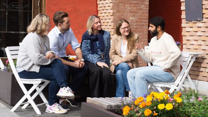 Lederteamet ved CELL: Senter for erfaringsbasert juridisk læring. Bildet er tatt høsten 2024, fra venstre: Marianne Gjerstad, Peder Hallin, Tone Linn Wærstad, Hilde Westbye og Junaid Mumtaz Khan. Foto: Sigrun Sæbø Åland/UiO