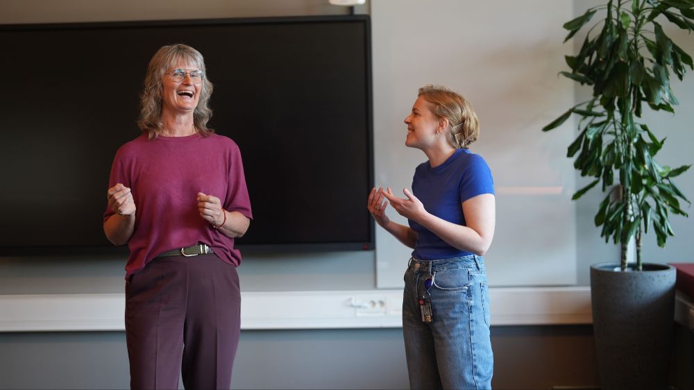 "Tør du også å ta med hele deg på jobb?" spør Siri og Helene. Foto: Audun Bjerknes/UiO