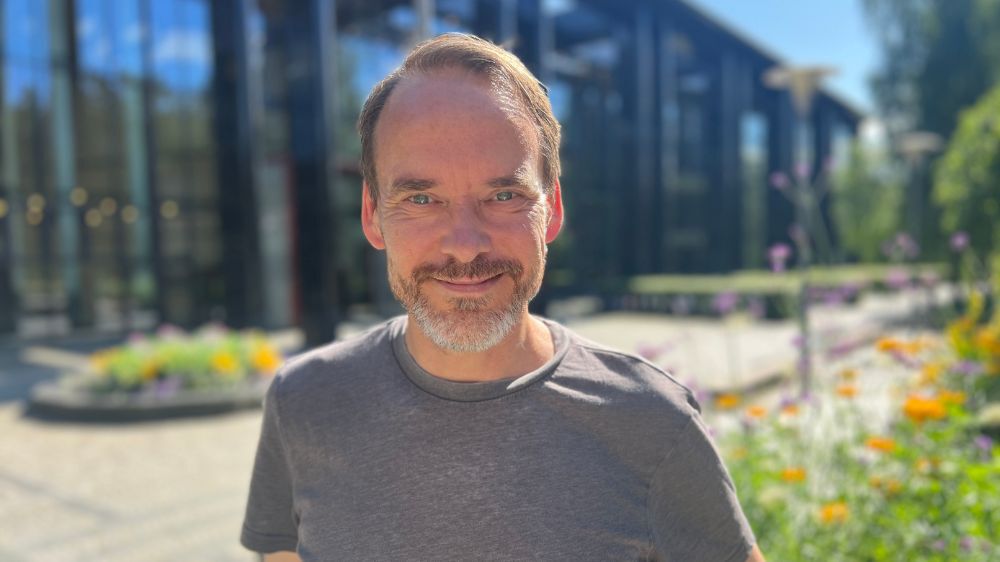 Bildet kan inneholde: erme, smil, stående, lykke, mennesker i naturen.