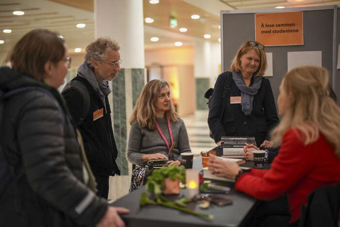 Bildet kan inneholde: person, hår, yttertøy, bukse, interiørdesign.
